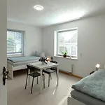 Moeblierte Erdgeschoss Im Einzelhaus Mitte Apartman